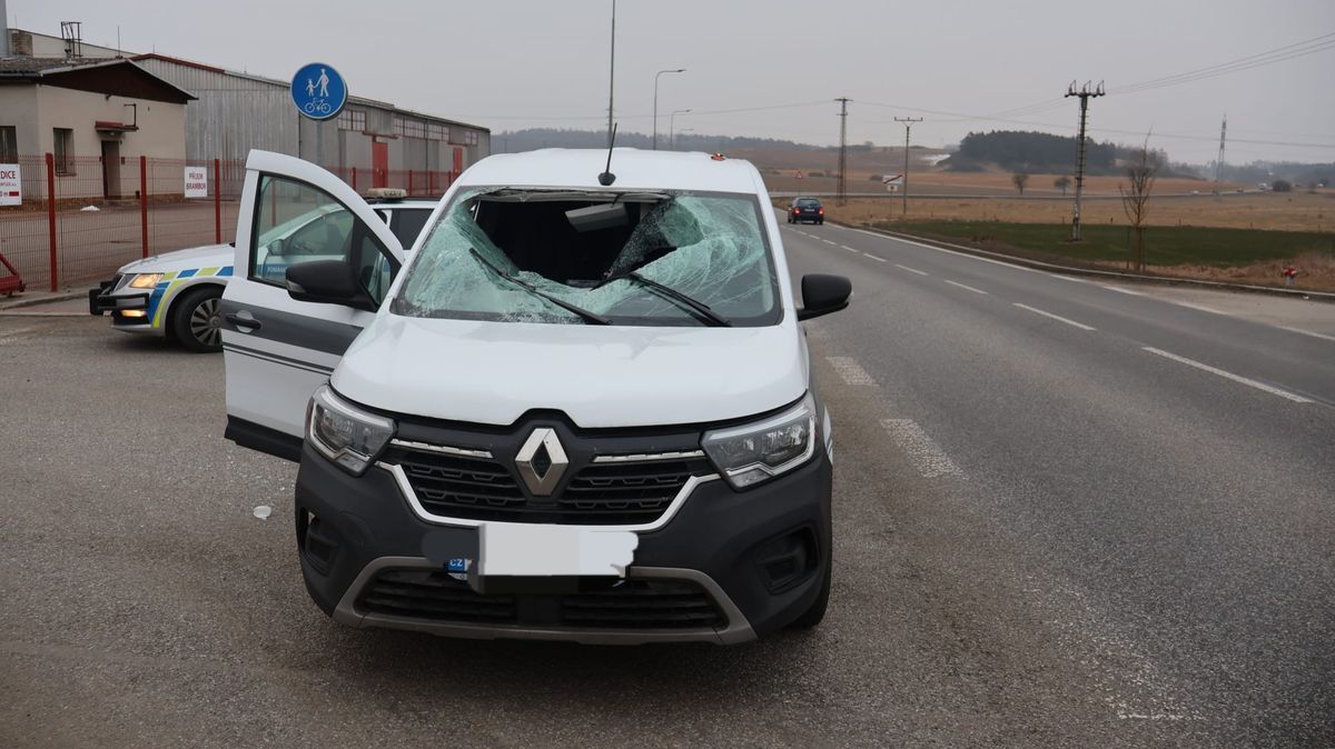 Z kamionu na Klatovsku se uvolnil kus ledu a proletěl čelním sklem protijedoucího vozu